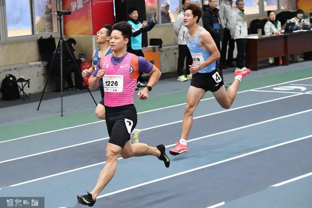 包含田径比赛男子短跑激情上演，速度惊人的词条